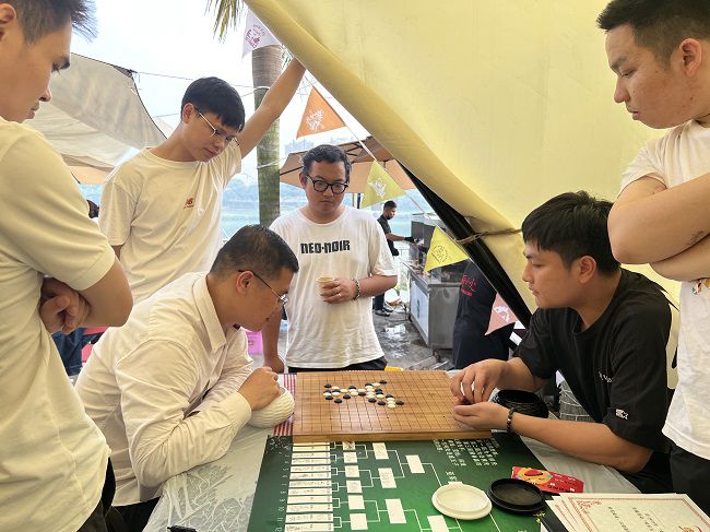 五子棋比賽現(xiàn)場。楊鈺 攝（2）.jpg